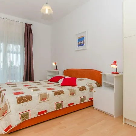 Bee Maja Trogir
