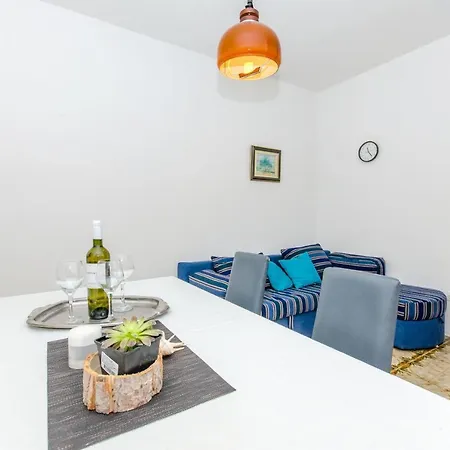 Bee Maja Trogir