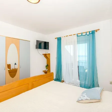 Bee Maja Trogir