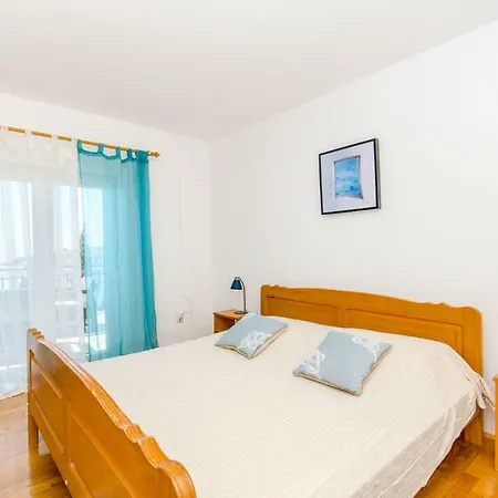 Bee Maja Trogir